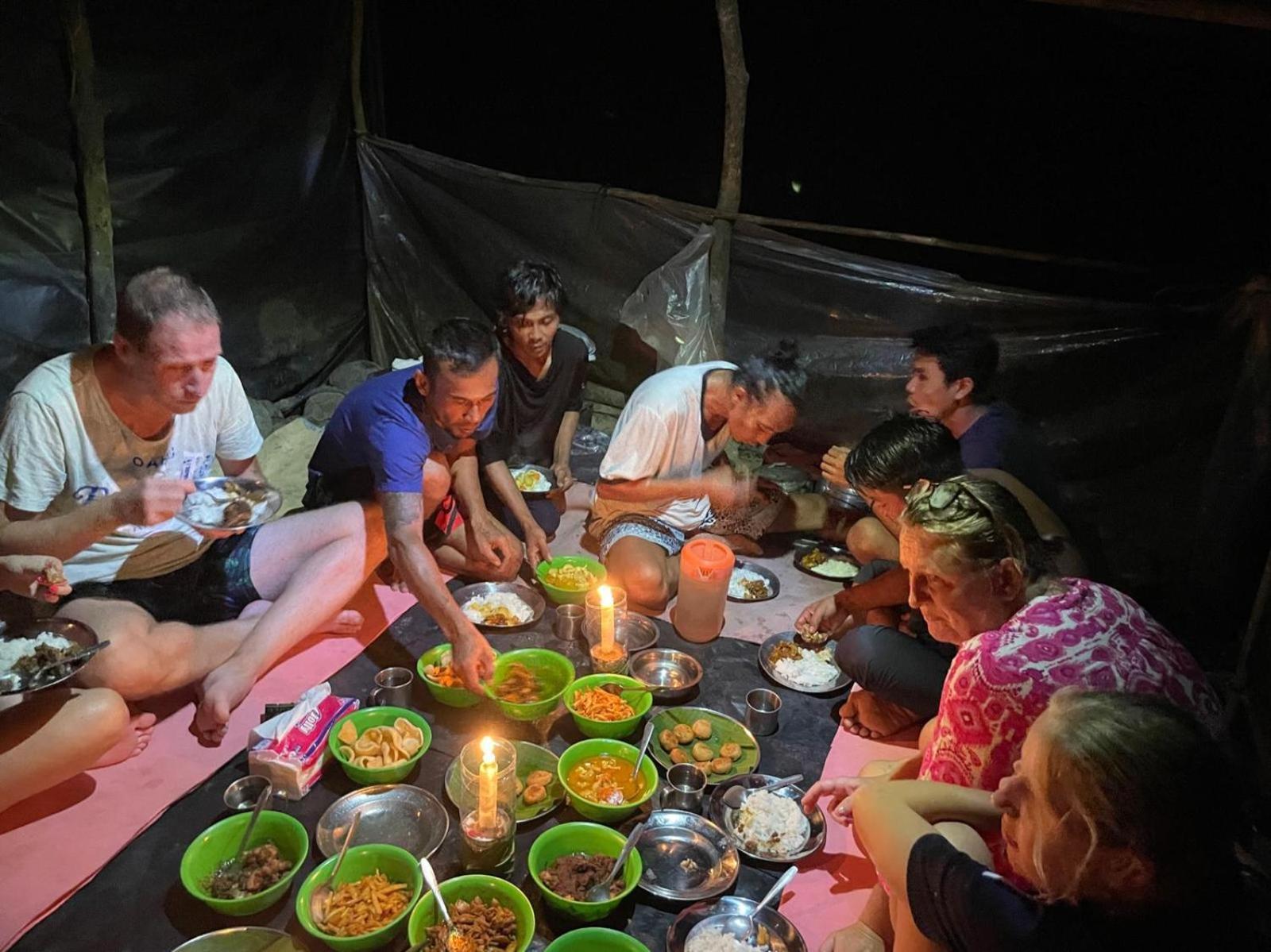 Lucky Bamboo'Bungalows-Resto And Orangutan Jungle Trekking Tours 부킷 라왕 외부 사진